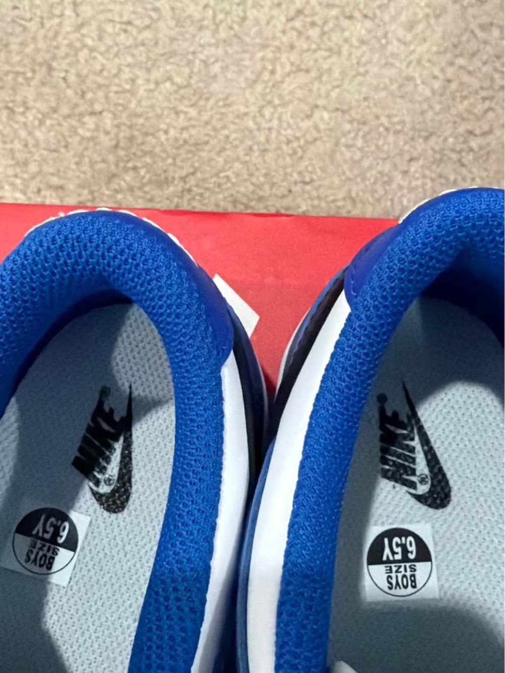 Nike Kids Low-Top Sneakers in White/Blue with neon Accents - Picture 3 of 3